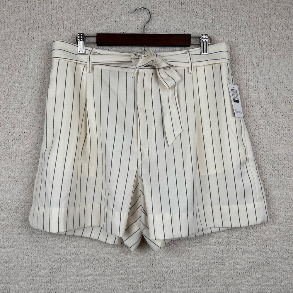 89th + Madison Shorts Womens 6 Ivory‎ Black Pin Stripe Boho Beach High Waist